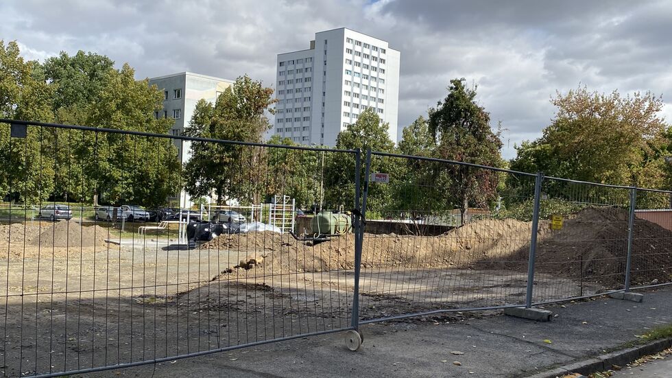 Die Bauarbeiten sind vor zwei Wochen gestartet, vorher war hier eine grüne Wiese.