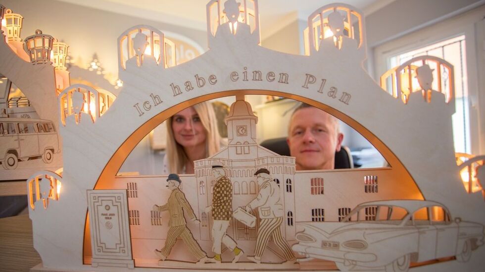 René Weinhold und Jane Kaden mit dem  neuen Olsenbande-Schwibbogen.