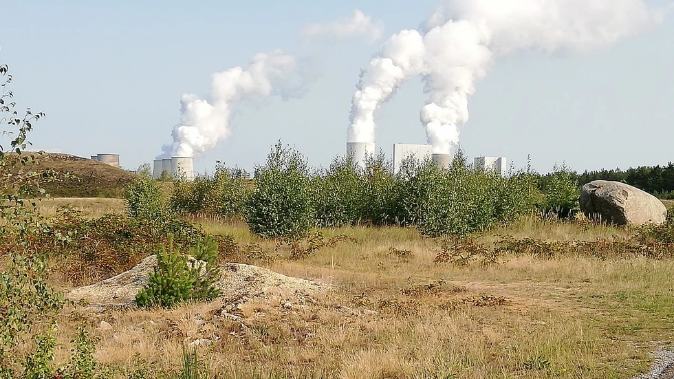 Tagebau Reichwalde, im Hintergrund das Kraftwerk Boxberg