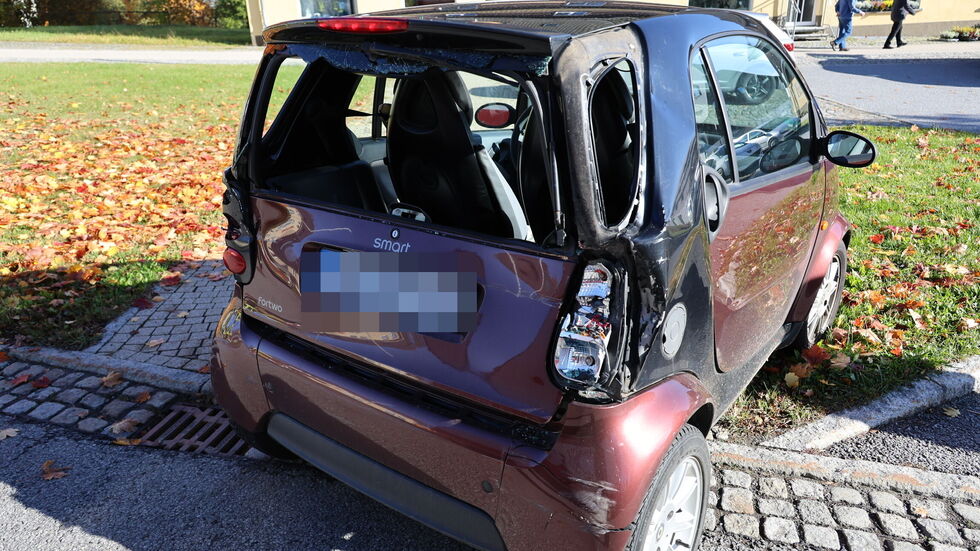 Beim Aufprall wurde die Smart-Fahrerin verletzt. Beim Aufprall wurde die Smart-Fahrerin verletzt.