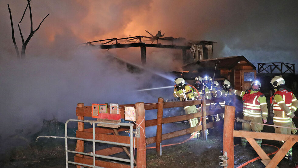 Die Feuerwehr bei den Löscharbeiten.