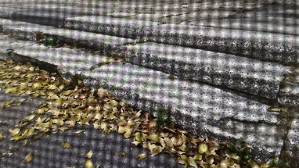Kaputte Treppenstufen neben dem Markt. Hinten sieht man, dass irgendwann mal etwas ausgebessert wurde.