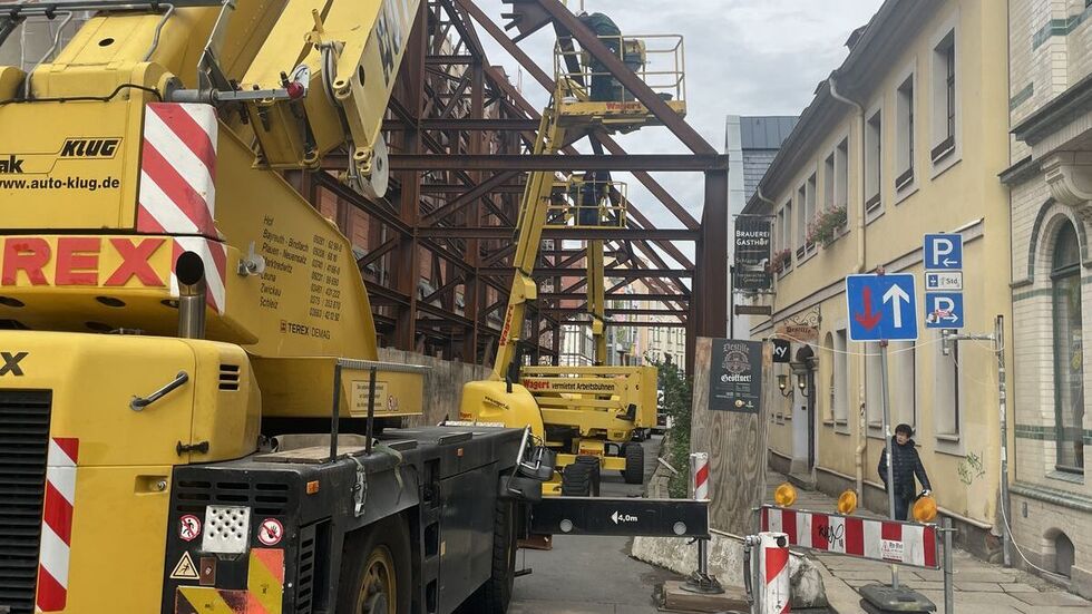 Seit Montag wird das Stahlgerüst abgebaut. 