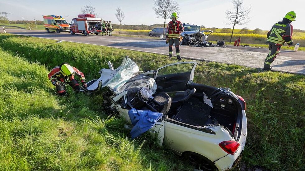Eins der Fahrzeuge landete im Graben.
