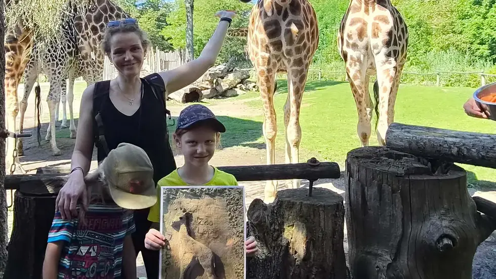 Timo war mit seiner Mama und seinem Bruder live dabei und durfte sogar die Giraffen füttern! Timo war mit seiner Mama und seinem Bruder live dabei und durfte sogar die Giraffen füttern!