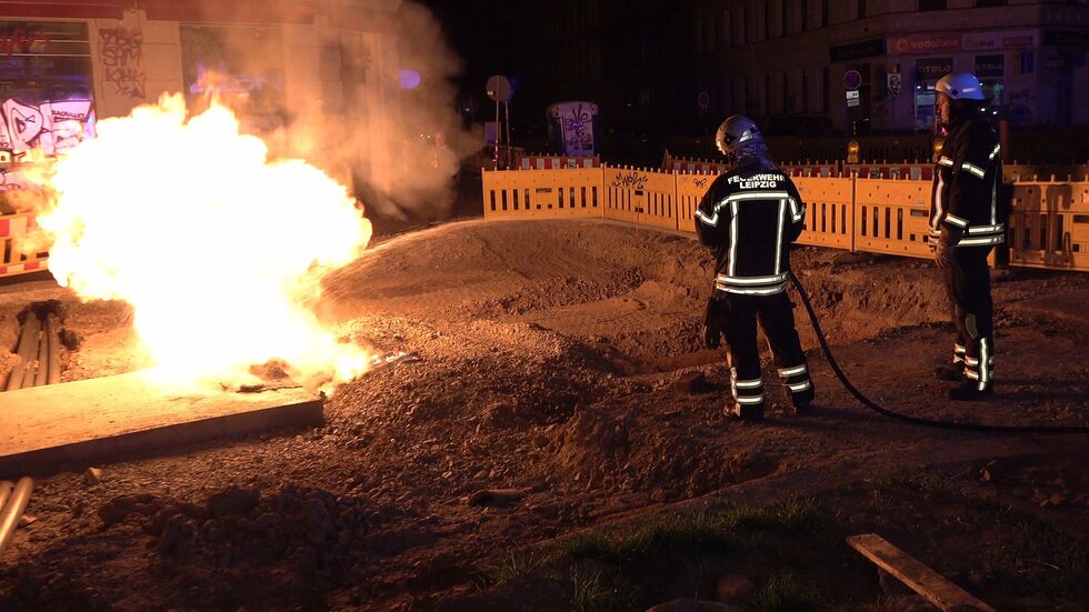 Ein Feuerwehreinsatz wegen brennenden Gegenständen auf einer Straße in Connewitz (Symbolbild).