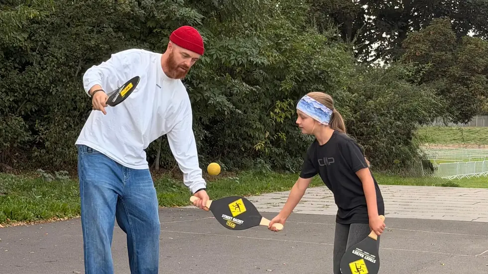 Initiator der German Opens David Senf organsiert auch die offenen Treffen (dienstags 17 Uhr) und nimmt auch gerne seine Tochter mit aufs Feld!