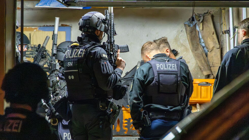 Mit schweren Waffen sicherten Spezialkräfte der Polizei den Einsatz ab. Mit schweren Waffen sicherten Spezialkräfte der Polizei den Einsatz ab.