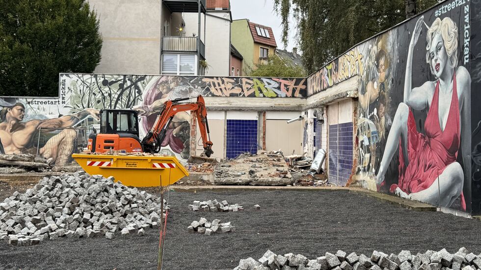 Das Wandbild ist nicht mehr komplett. Ein Teil war auf ein Gebäude gesprüht, das abgerissen wurde. 