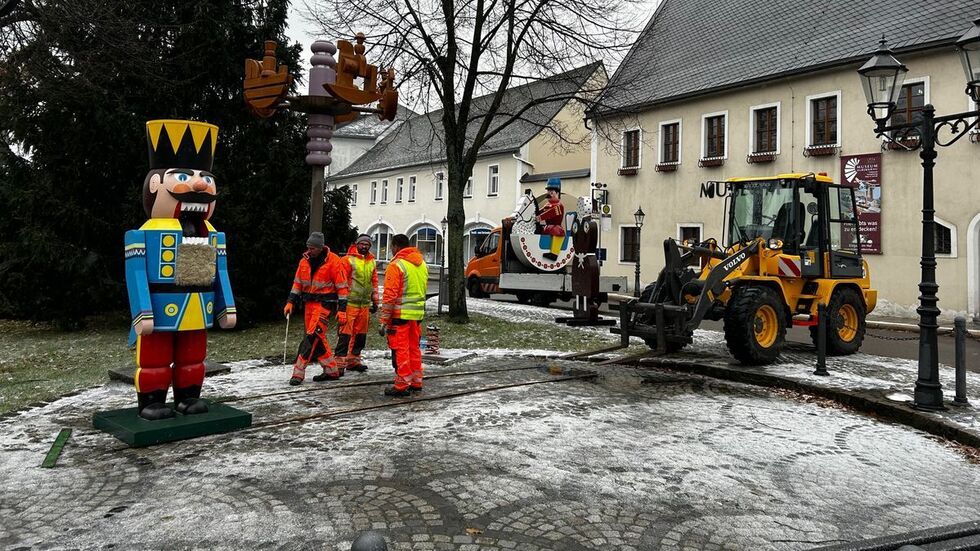 Die Symbolfiguren der Stadt, Nussknacker, Reiterlein und Pfefferkuchenfrau, kommen an ihren Platz.