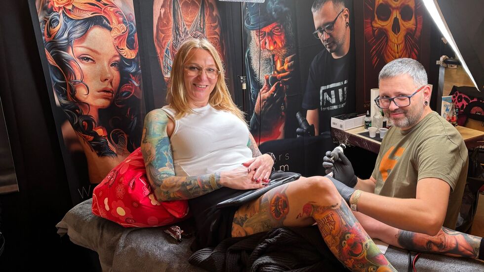 Elisabeth Rubert aus Pforzheim mit ihrem Tatöwierer James aus Budapest Elisabeth Rubert aus Pforzheim mit ihrem Tatöwierer James aus Budapest