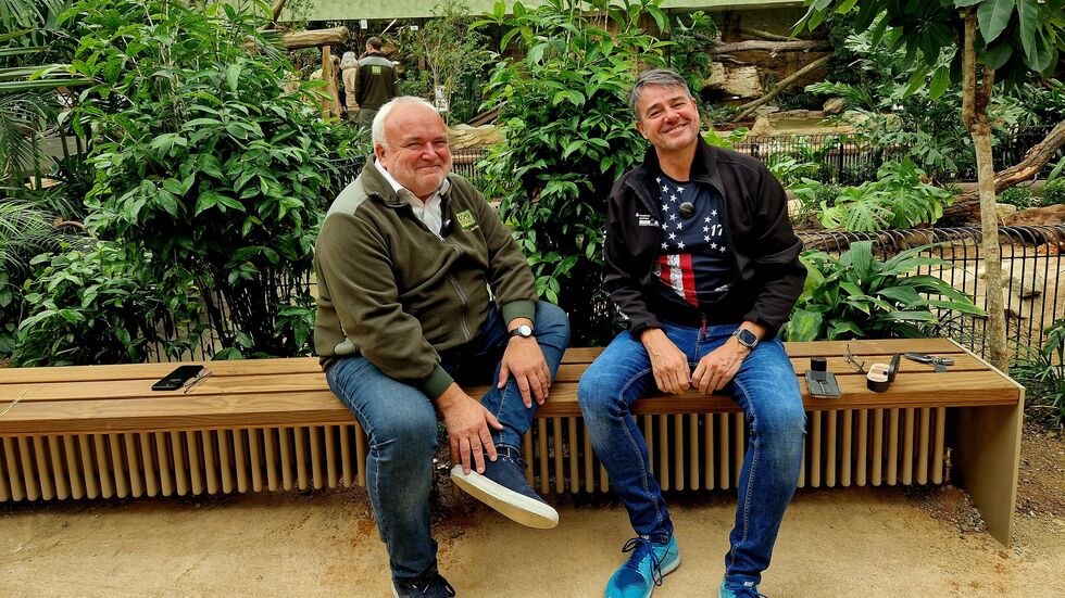 Zoodirektor Prof. Dr. Jörg Junhold mit Radio-Leipzig-Moderator Roman Knoblauch, der in einem Podcast einmal pro Woche über den Zoo berichtet. 