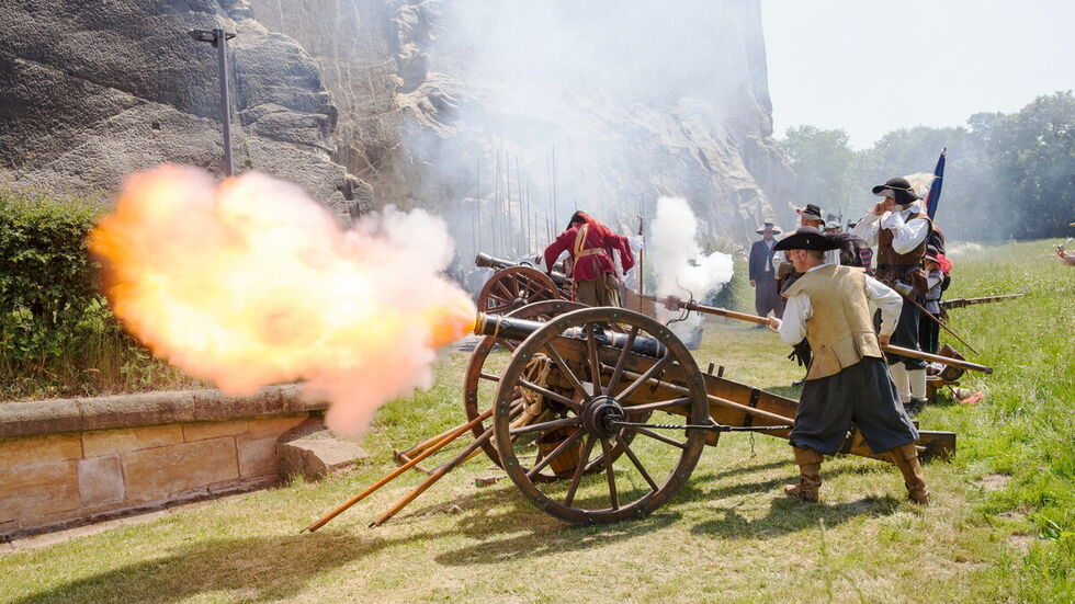 Bei dem Kanonendonner werden keine echten Kugeln verwendet. Bei dem Kanonendonner werden keine echten Kugeln verwendet.