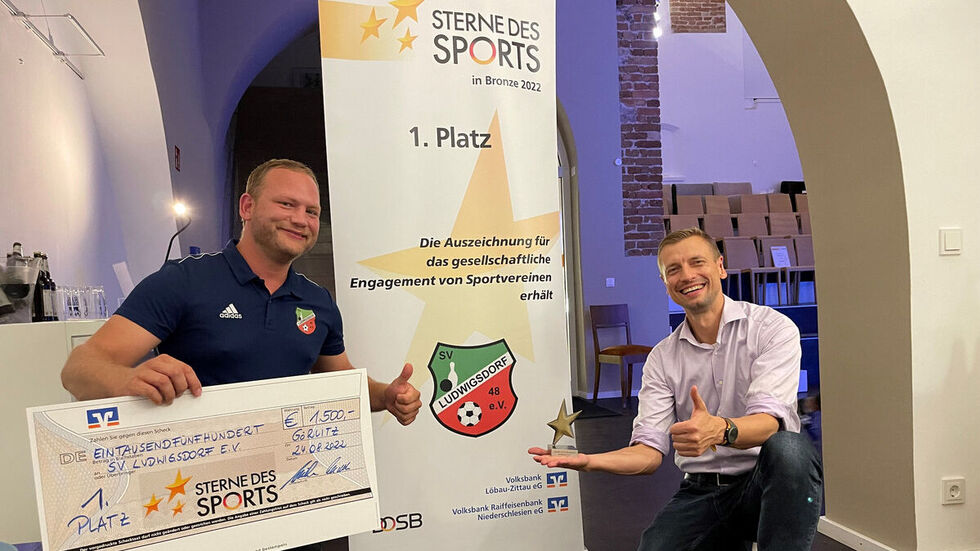 Der Hauptpreis ging in diesem Jahr an den SV Ludwigsdorf. Jugendtrainer Lars Haupt (l.) nahm den Scheck zusammen mit George Kiesewetter über 1.500 Euro entgegen.