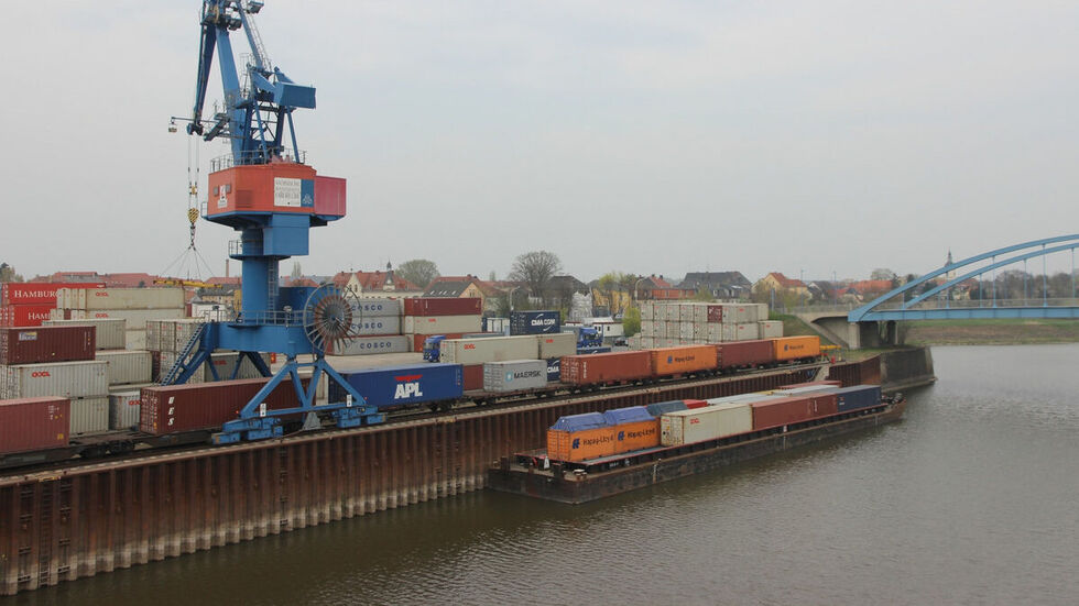 Der Containerterminal im Hafen Riesa. (Archivbild)