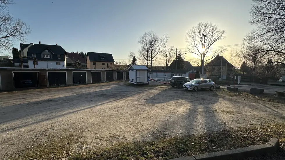 Der Platz soll mit Granitpflaster befestigt werden. Der Platz soll mit Granitpflaster befestigt werden.