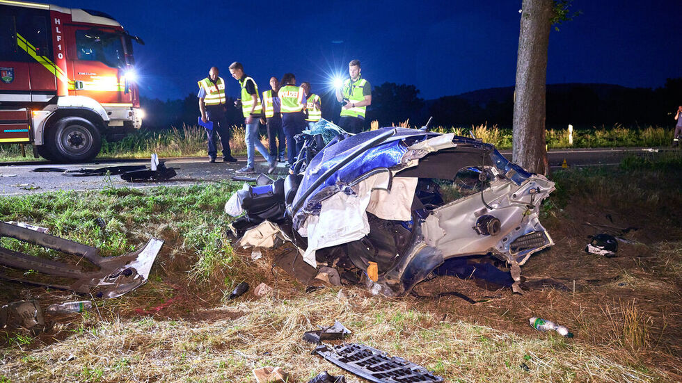 Der Wagen wurde durch den Aufprall völlig zerstört. Für die Insassen gab es keine Chance - sie starben noch vor Ort.