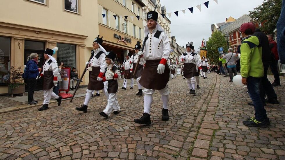 Die Saigerhütten-Knappschaft führte die große Bergparade an.