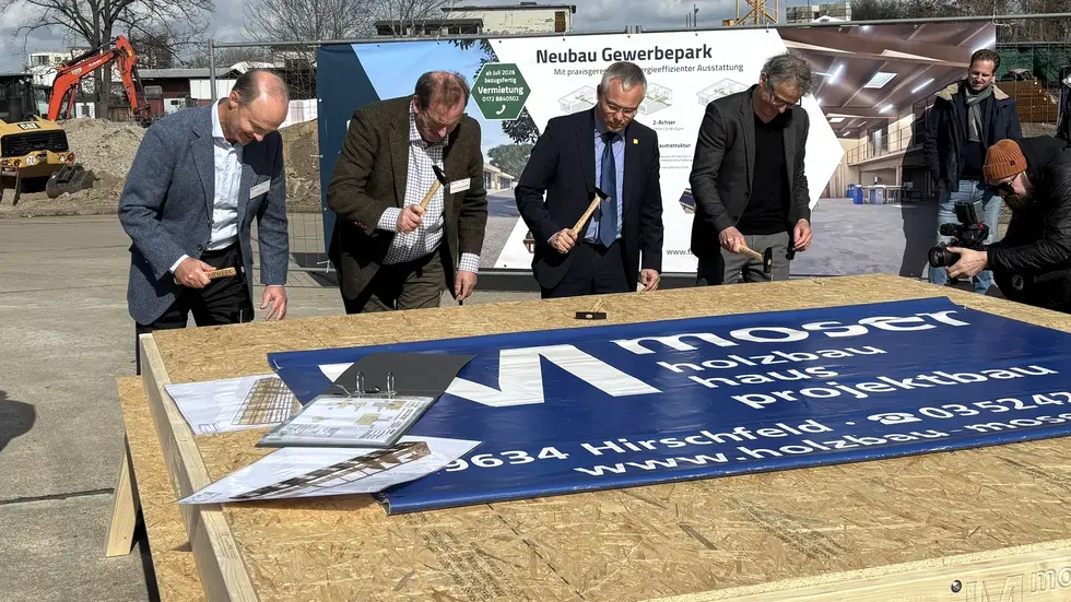 Donnerstag erfolgte der erste Hammerschlag und der Grundstein wurde gelegt Donnerstag erfolgte der erste Hammerschlag und der Grundstein wurde gelegt