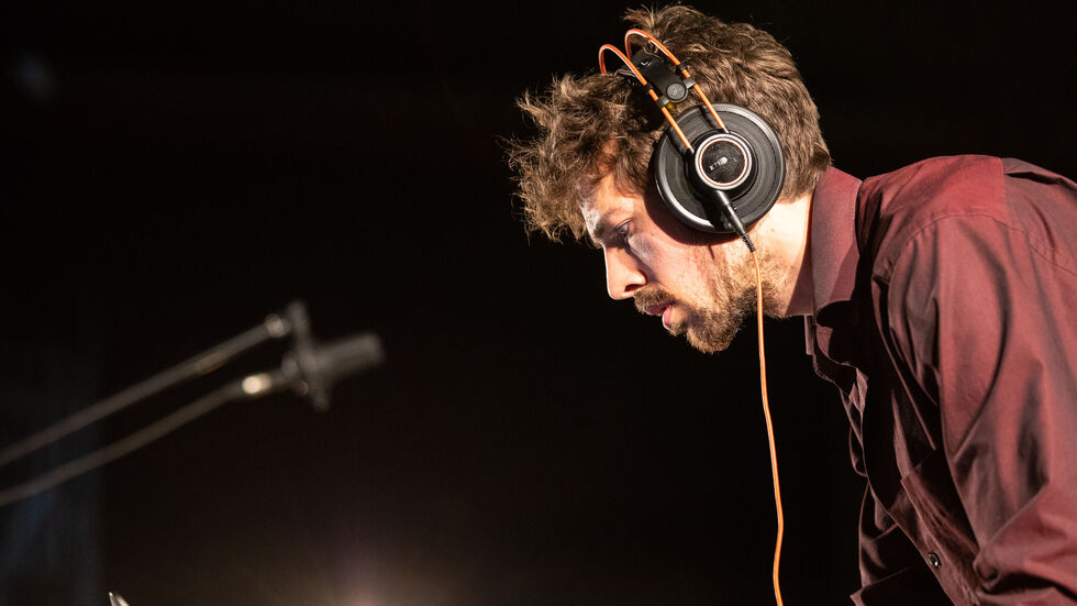 Gemeinsam mit dem Musiker, Komponisten und Sounddesigner Jonas Urbat begibt sich das Orchester unter der Leitung von GMD Benjamin Reiners auf eine klangliche Entdeckungsreise in die verborgenen Welten der Chemnitzer Industrie. Gemeinsam mit dem Musiker, Komponisten und Sounddesigner Jonas Urbat begibt sich das Orchester unter der Leitung von GMD Benjamin Reiners auf eine klangliche Entdeckungsreise in die verborgenen Welten der Chemnitzer Industrie.