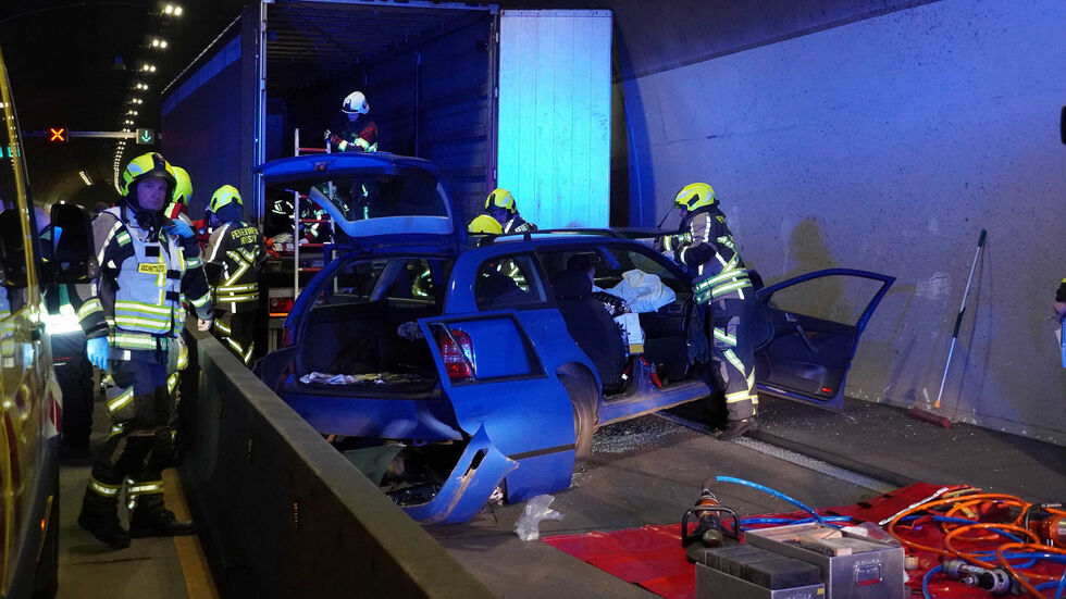 Die Rettungskräfte proben den Ernstfall. Die Rettungskräfte proben den Ernstfall.