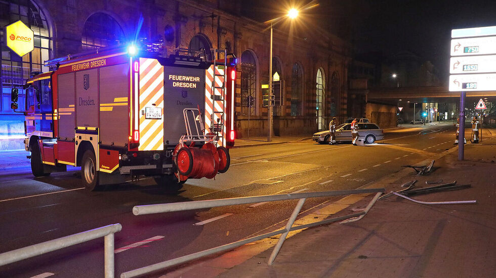 Die Feuerwehr reinigt die Fahrbahn.