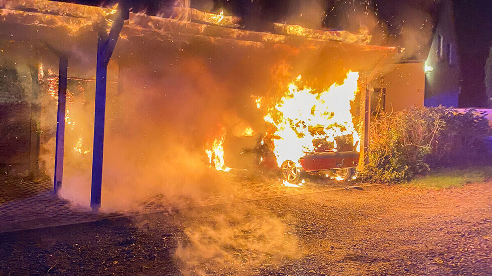 Gegen 1:30 Uhr hörten Anwohner eine Explosion - vermutlich ein durch die Hitze geborstener Reifen.