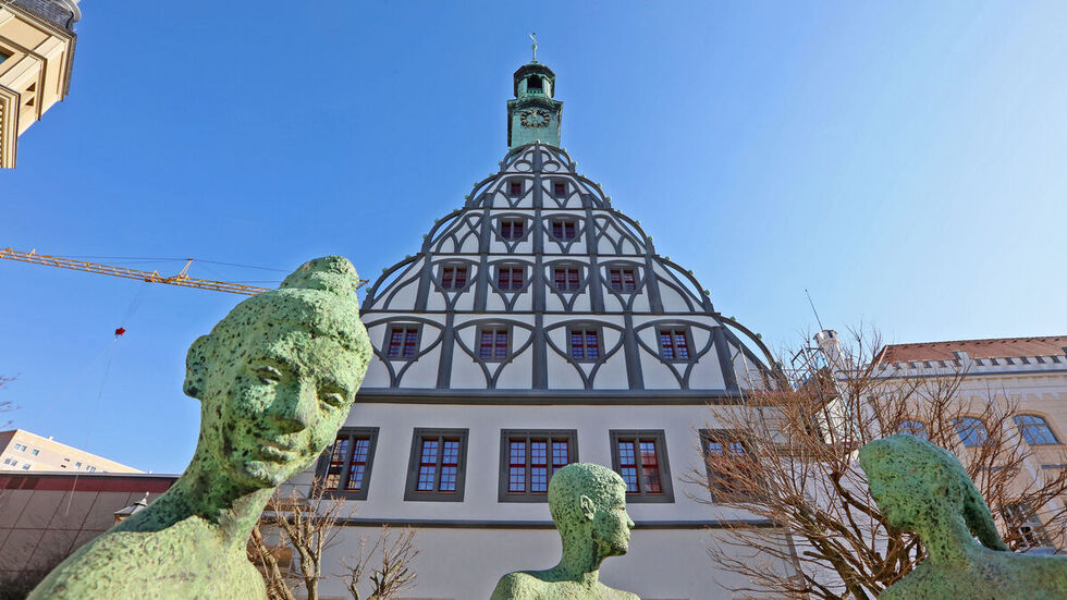 Das Gewandhaus, im Vordergrund der Kinderreigen-Brunnen. 