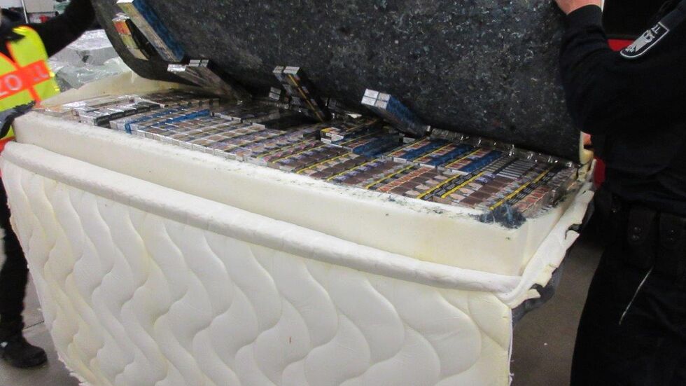 Die Beamten öffneten jede Matratze 