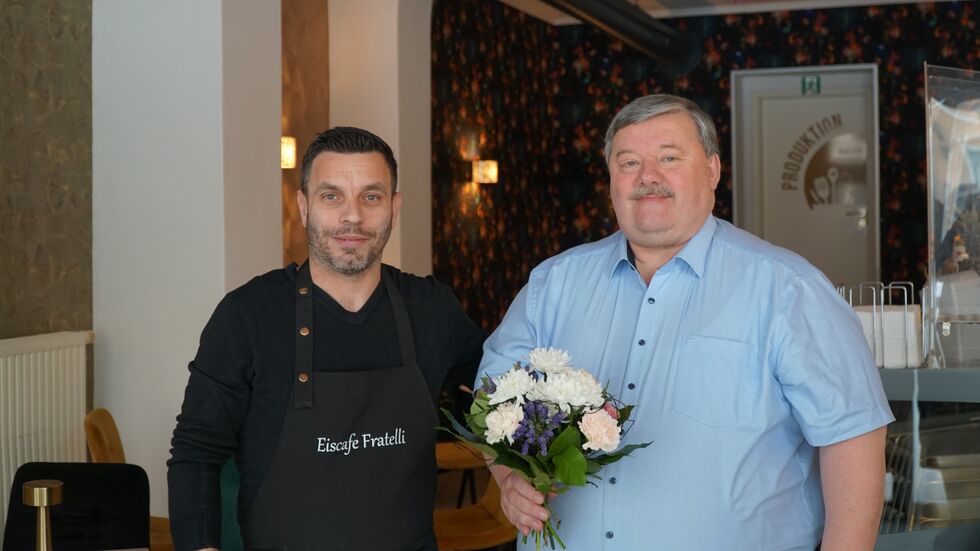 Der Bürgermeister (re.) beglückwünscht die neuen Betreiber zur Eröffnung. Der Bürgermeister (re.) beglückwünscht die neuen Betreiber zur Eröffnung.