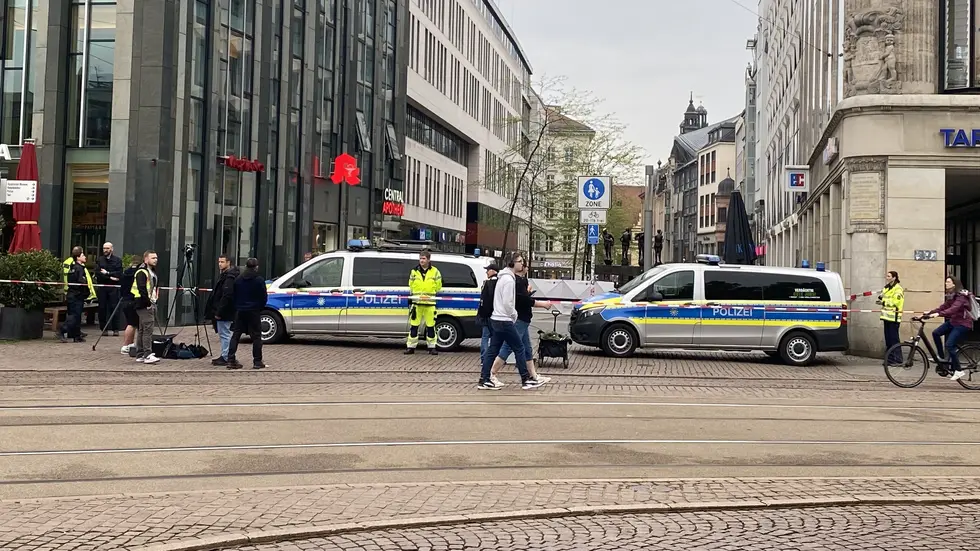 Die Zufahrt zur Grimmaischen Straße vom Leipziger Augustusplatz aus am Tag danach - hier raste der Amokfahrer (33, deutsch) am späten Montagnachmittag (kurz vor 17 Uhr) hinein. Die Zufahrt zur Grimmaischen Straße vom Leipziger Augustusplatz aus am Tag danach - hier raste der Amokfahrer (33, deutsch) am späten Montagnachmittag (kurz vor 17 Uhr) hinein.