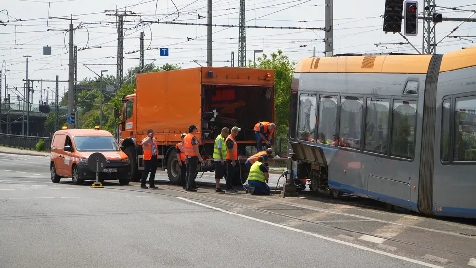 Mitarbeiter der Verkehrsbetriebe arbeiten mit Hochdruck an dem Problem.