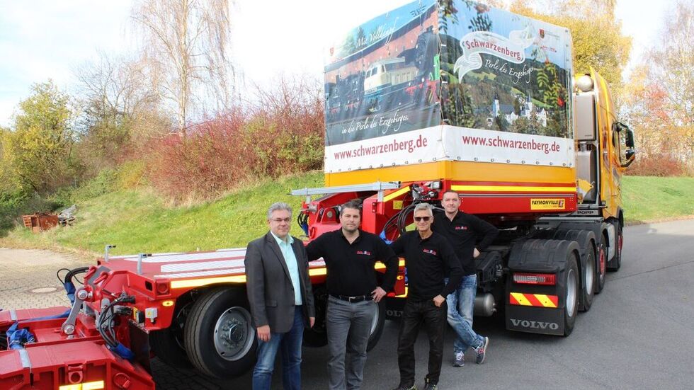 Passend zu den Transportgütern aus dem Eisenbahnbereich ist auf einer Plane ein Motiv des Eisenbahnmuseums Schwarzenberg zu sehen.