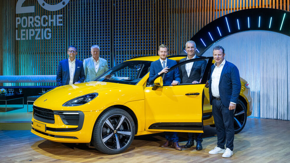 Torsten Bonew (v.l.), Fianzbürgermeister Leipzig, Siegfried Bülow, ehemaliger Geschäftsführer der Porsche Leipzig GmbH, Michael Kretschmer (CDU), Ministerpräsident des Freistaates Sachsen, Porsche Produktionsvorstand Albrecht Reimold, und Gerd Rupp, Vorsitzender der Geschäftsführung der Porsche Leipzig GmbH stehen während der Jubiläumsveranstaltung