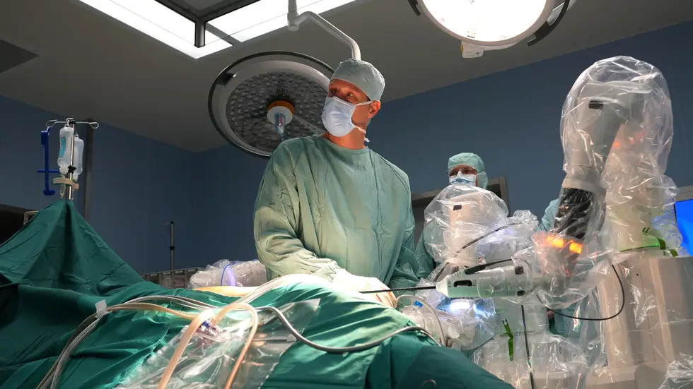 Chefarzt PD Dr. Jurek Schultz bereitet einen chirurgischen Eingriff mit dem Versius-Operationssystem vor.