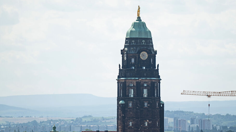 In 68 m Höhe unterhalb der Rathausuhr befindet sich die Aussichtsplattform In 68 m Höhe unterhalb der Rathausuhr befindet sich die Aussichtsplattform