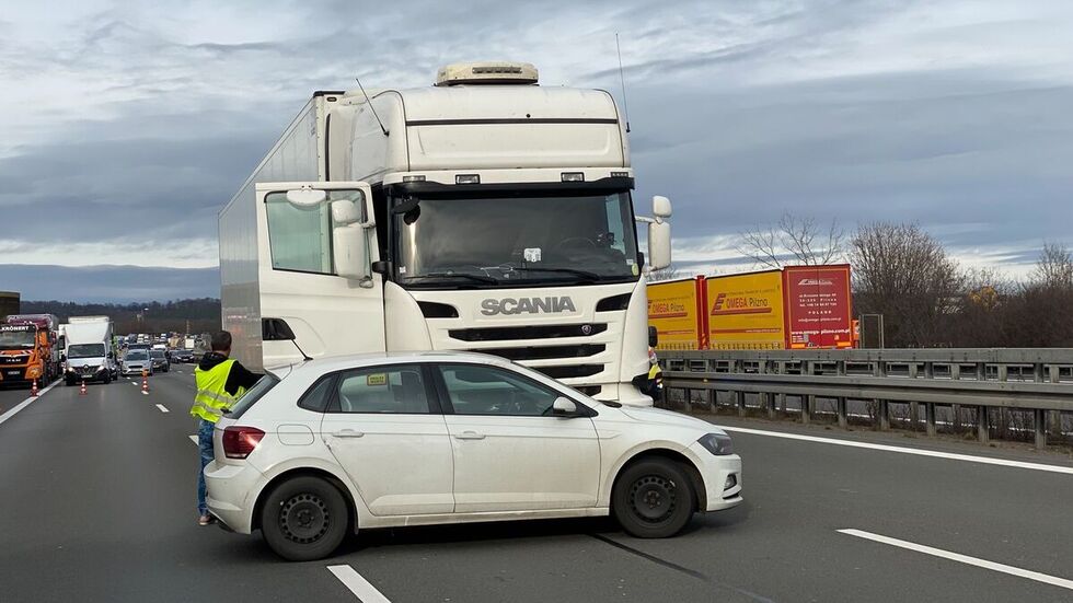 Durch den Unfall stellten sich die beiden Autos quer.
