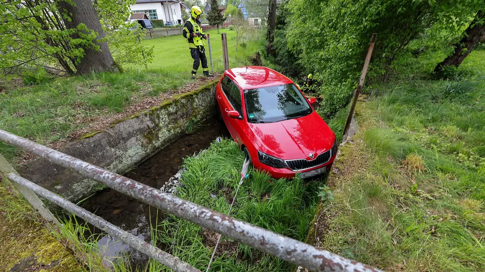 Die Ortsfeuerwehr sicherte das Fahrzeug bis zur Bergung. Die Ortsfeuerwehr sicherte das Fahrzeug bis zur Bergung.