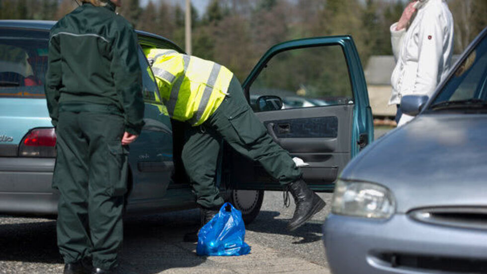 An der Grenze zu Tschechien kontrolliert der Zoll regelmäßig, auch Autofahrer.