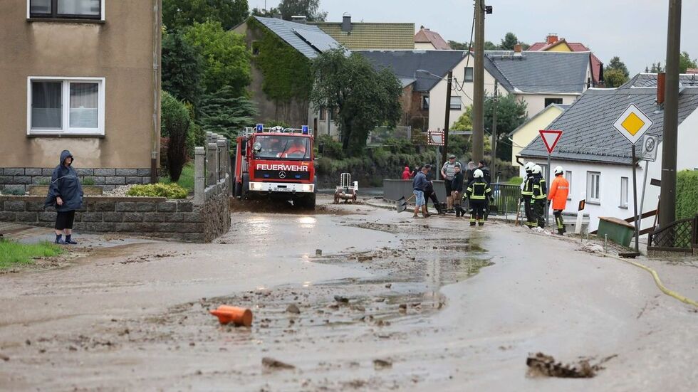 Schlamm und Wasser auf Straße in Neukirch/Lausitz