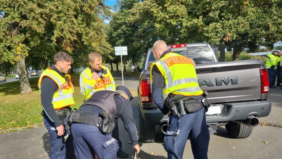 Bei der Aktionswoche "Respekt durch Rücksicht" kontrollierten 22 Beamte in Dresden am Georgplatz getunte Fahrzeuge