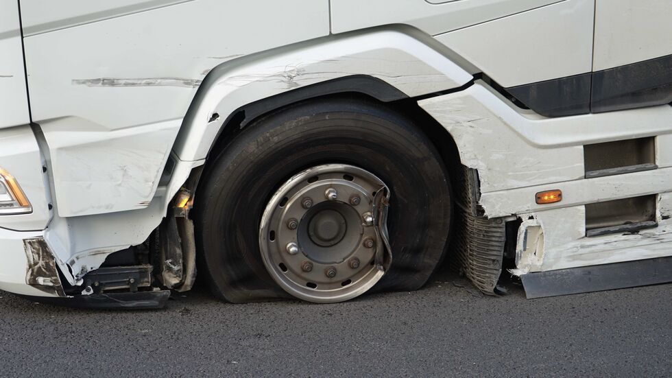 Der Lkw wurde unfreiwillig tiefergelegt.