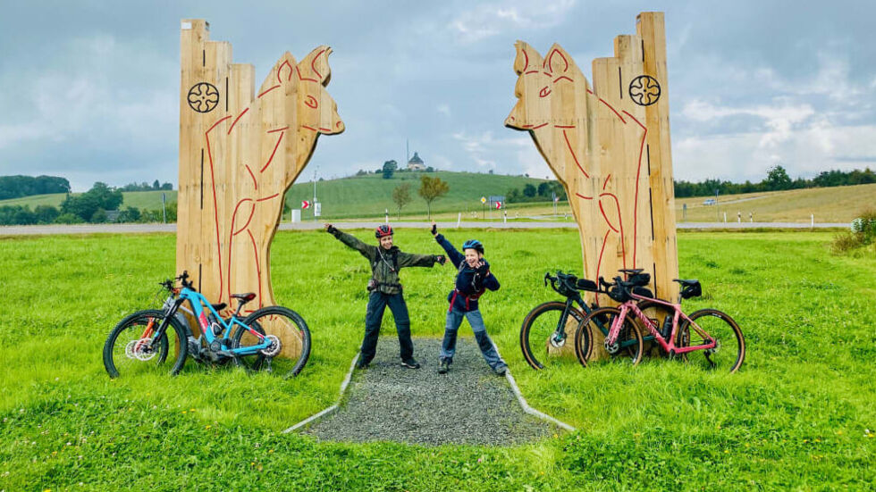 Die großen Holzportale, wie hier mit Blick auf den schwartenberg, sind beliebte Fotomotive.