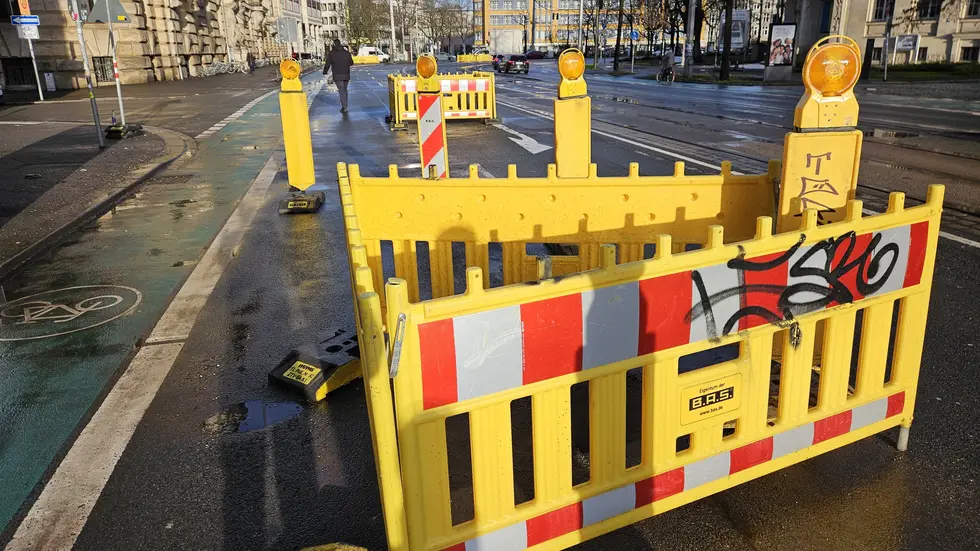 Mehrere tiefe Schlaglöcher auf dem Innenstadtring sorgen für Sperrungen.