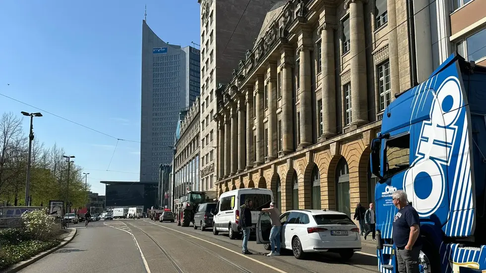 Der Korso kurz vorm Augustusplatz in der Leipziger Innenstadt.