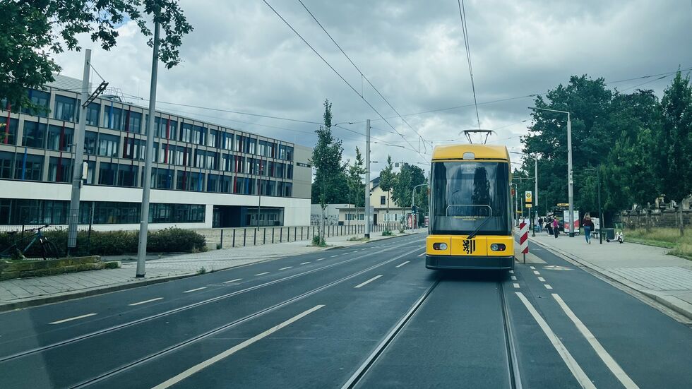 Bis zum Gymnasium Tolkewitz können die Stadtbahnwagen bereits verkehren, ab Mitte Dezember dann auch weiter Richtung Laubegast Bis zum Gymnasium Tolkewitz können die Stadtbahnwagen bereits verkehren, ab Mitte Dezember dann auch weiter Richtung Laubegast
