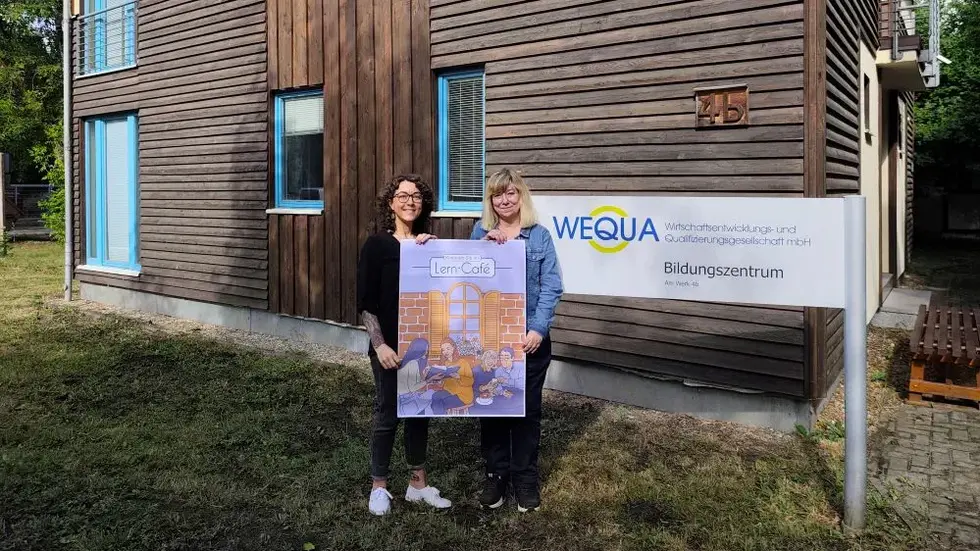 Dr. Cindy Hader, Projektleiterin Grundbildungszentrum (li.) und Katrin Müller, Bildungskoordinatorin bei der WEQUA