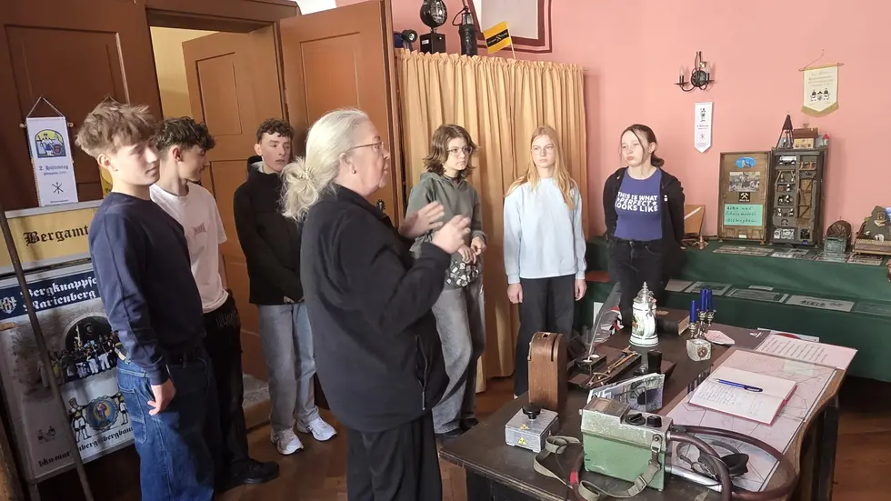 Bei der Bergknappschaft Marienberg lernen die Schüler das Trebra-Haus kennen.