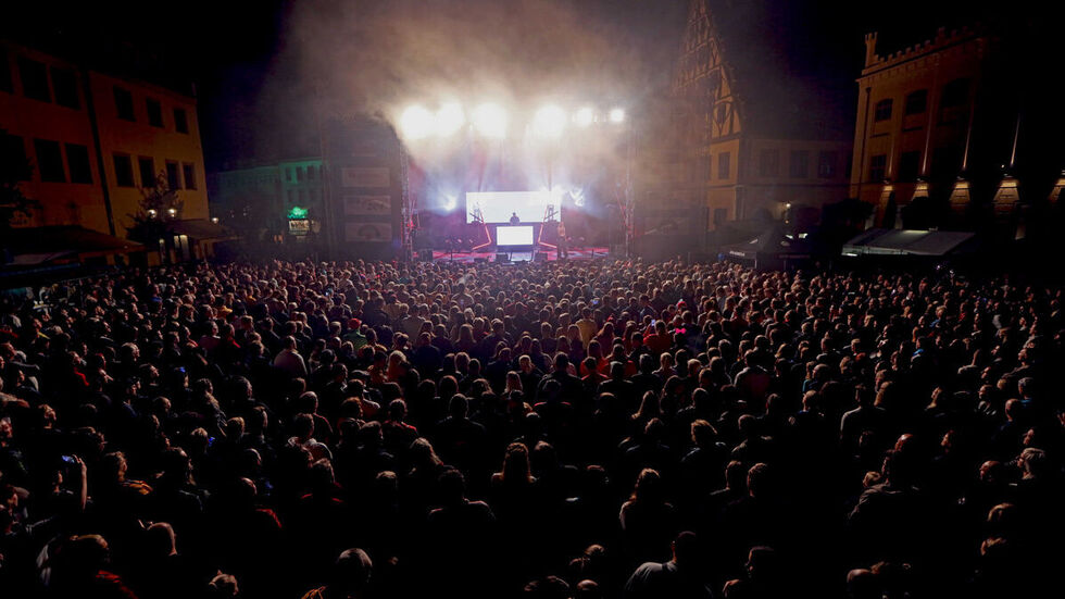 Tausende genossen den Auftritt von Glasperlenspiel.