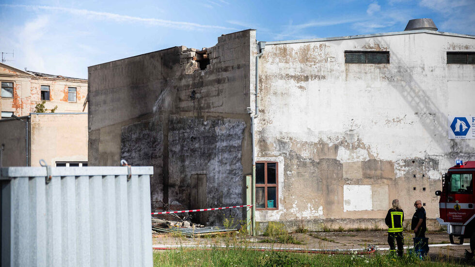 In diese Halle stürzte das Kleinflugzeug.